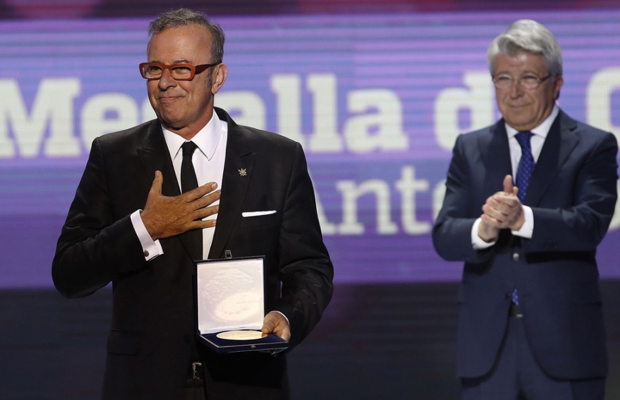 Enrique Cerezo (d) aplaude al productor sevillano Antonio Perez tras entregarle la medalla de oro durante la gala de entrega de la XXII edicin de los Premios cinematogrficos Forqu.
