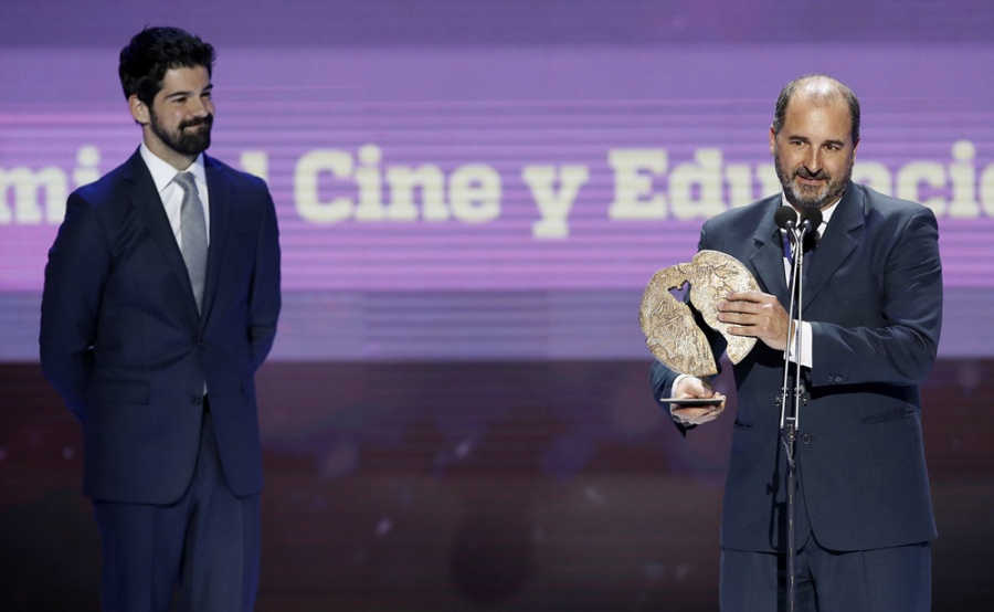 El productor de Telecinco Cinema, lvaro Augustin tras recibir el premio &quot;Al cine y educacin en valores&quot; por &quot;Un monstruo viene a verme&quot;.