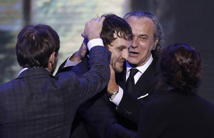 El actor Jos Coronado (d) entrega al director Ral Arvalo (c) el premio al mejor Largometraje de Ficcin y Animacin, por la pelcula &quot;Tarde para la ira&quot;.