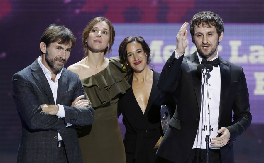 El director Ral Arvalo (d), acompaado por los actores Antonio de la Torre (i) y Ruth Daz (2d), tras recibir el premio al mejor Largometraje de Ficcin y Animacin, por la pelcula &quot;Tarde para la ira&quot;.
