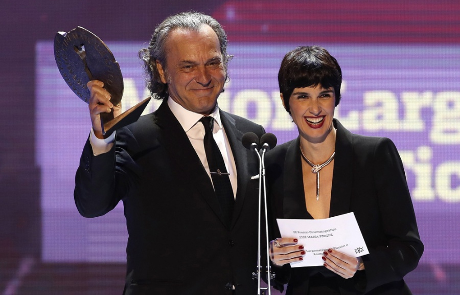 Los actores Paz Vega y Jos Coronado entregan el premio al mejor Largometraje de Ficcin y Animacin.