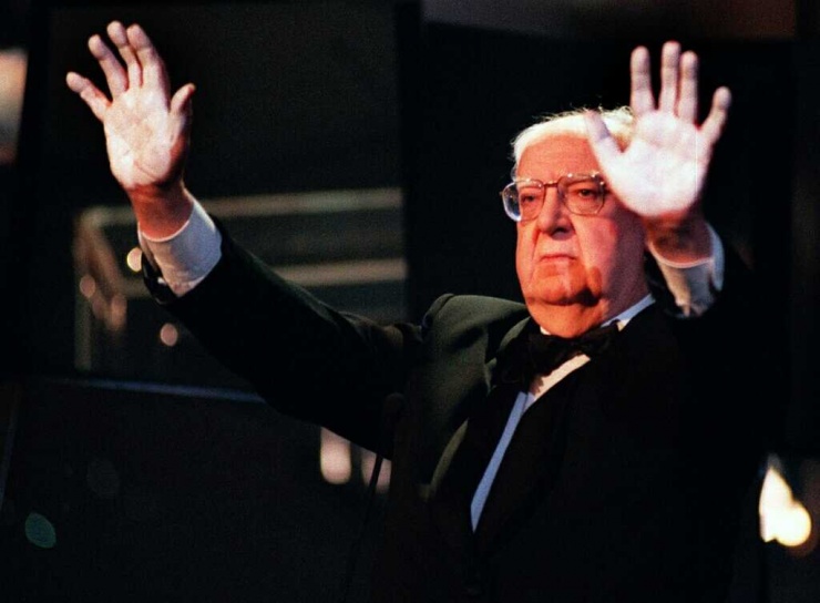 El presidente de la academia de Arte y Ciencias Cinematogrficas de Espaa, Jos Luis Borau, muestra al pblico sus manos pintadas de blanco condenando el terrorismo en nombre del cine espaol, durante la XII edicin de los Premios Goya de 1998. EFE