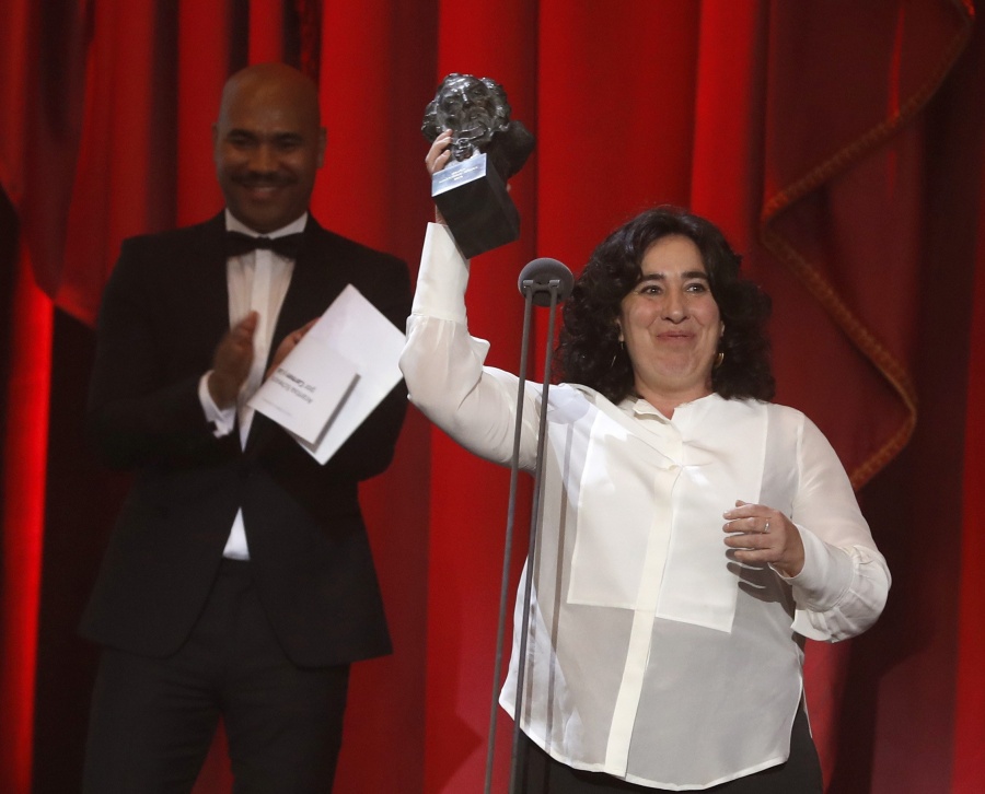 La realizadora Arantxa Echevarria tras recibir el premio a &quot;Mejor dirección novel&quot;