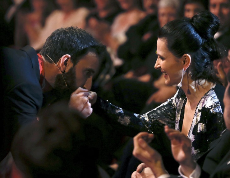 El actor y humorista Dani Rovira (i) saluda a la actriz Juliette Binoche, durante la ceremonia de la 30 edición de los Premios Goya, que entrega la Academia de Cine, esta noche en el Hotel Auditorium de Madrid. EFE/Ballesteros