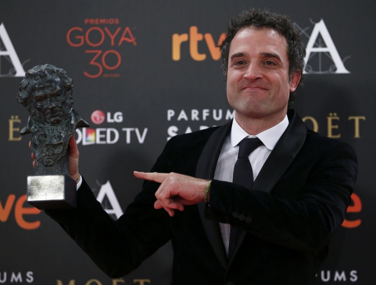 El director Daniel Guzmán con el premio a mejor dirección nóvel por su película &quot;A cambio de nada&quot;, durante la ceremonia de la 30 edición de los Premios Goya, que entrega la Academia de Cine, esta noche en el Hotel Auditorium de Madrid. EFE/JuanJo Martín