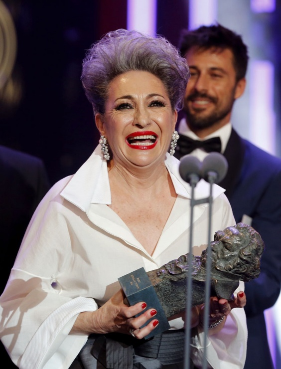 La actriz Luisa Gavasa recibe el Goya a la mejor actriz de reparto por su papel en &quot;La Novia&quot;, durante la ceremonia de la 30 edición de los Premios Goya, que entrega la Academia de Cine, celebrada esta noche en el Hotel Auditorium de Madrid. EFE/Ballesteros