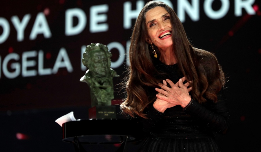Ángela Molina se besa con el Goya de Honor: "Le he dicho que es mi amor, para todos vosotros, gracias"
