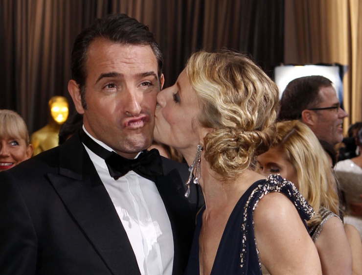 El francs Jean Dujardin, ganador del Oscar al mejor actor por su papel en "The Artist", recibe un beso de su mujer Alexandra Lamy