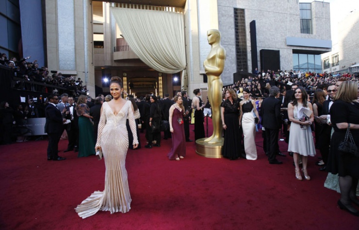 La cantante y actriz Jennifer Lpez posa para la prensa en la alfombra roja