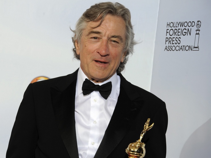El actor estadounidense Robert De Niro recoge el premio Cecil B. DeMille por su contribución a la industria del espectáculo durante la sexagésimoctava edición de los Globos de Oro celebrada en el Hotel Beverly Hilton en Los Ángeles (Estados Unidos)