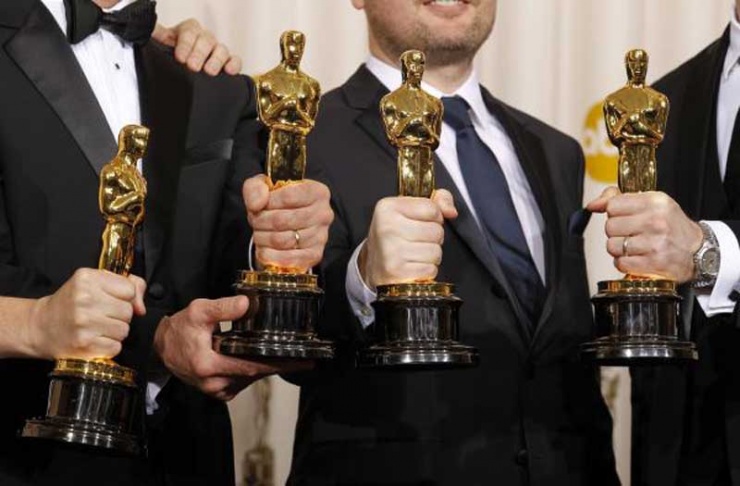 Paul Franklin, Chris Corbould, Andrew Lockley y Peter Bebb, Mejores Efectos Visuales por "Origen", sujetan sus Oscars