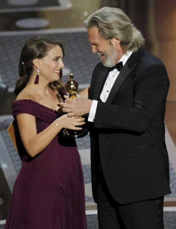 Jeff Bridges entrega el Oscar a Natalie Portman