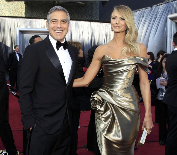 George Clooney, nominado a mejor actor por su papel en "Los descendientes", y su novia, Stacy Keibler, posan en la alfombra roja