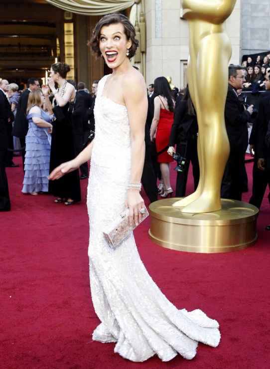 La actriz Milla Jovovich a su llegada a la alfombra roja