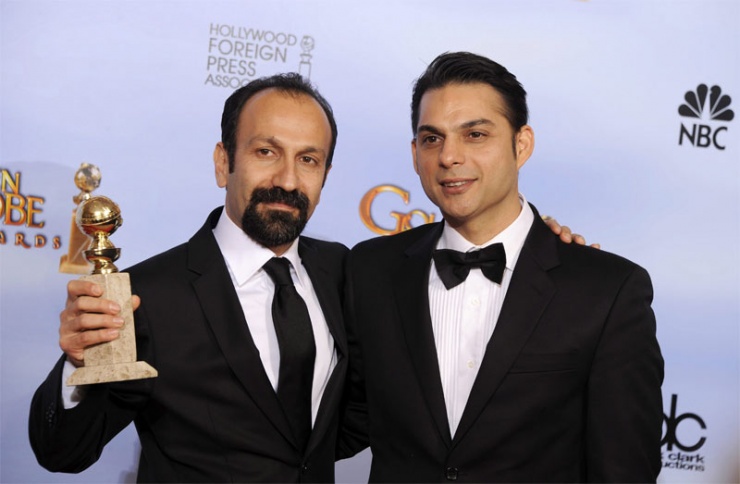 El director iran Asghar Farhadi (i) y el actor Peyman Moaadi (d) posan con el premio a la Mejor Pelcula de habla no inglesa por "A Separation",