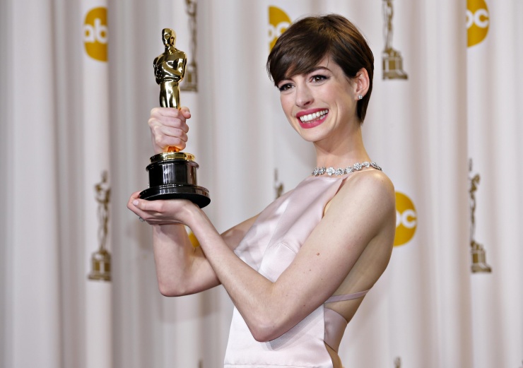 Anne Hathaway, con el Oscar a la mejor actriz secundaria