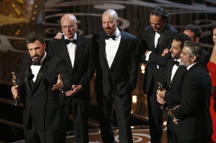 Ben Affleck con miembros del equipo de 'Argo' tras ganar el Oscar a la mejor pelcula