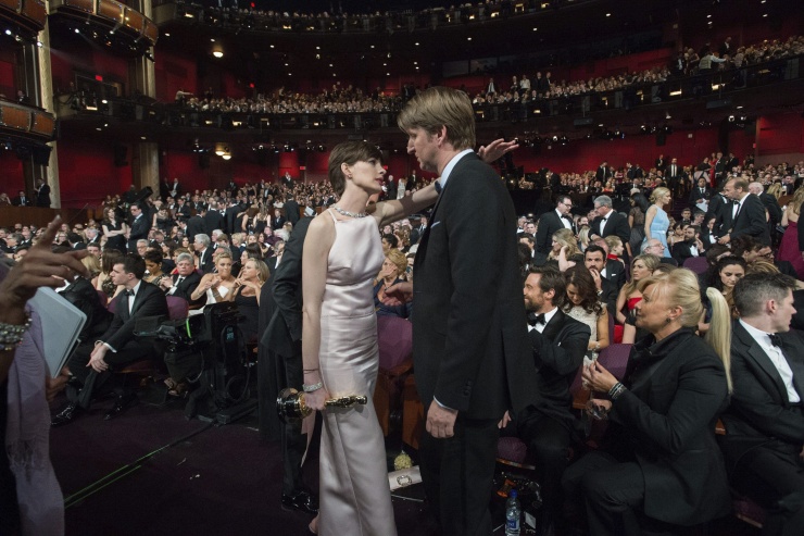 Anne Hathaway saluda al director Tom Hooper tras recibir el Oscar a la mejor actriz de reparto.
