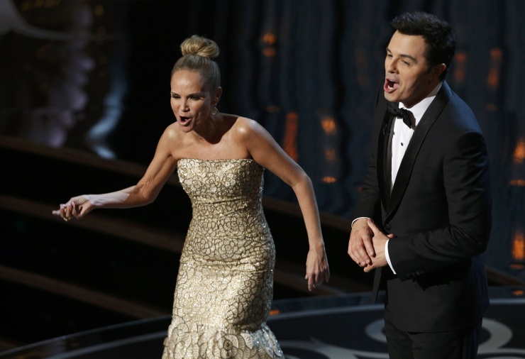 Kristin Chenoweth y el presentador de la gala Seth MacFarlane antes de clausurar la ceremonia de entrega de los Oscars.