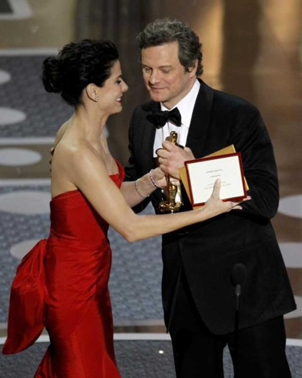 Sandra Bullock entrega la estatuilla a Colin Firth