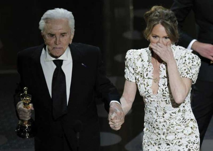 Kirk Douglas entrega el Oscar a Melissa Leo por "The Fighter"