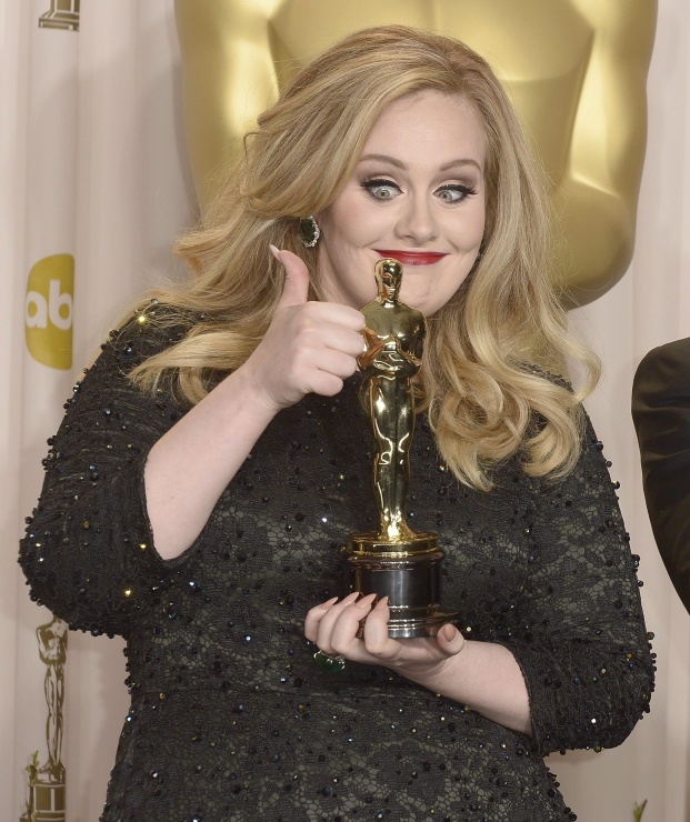 Adele con el Oscar a la mejor canción original por 'Skyfall'