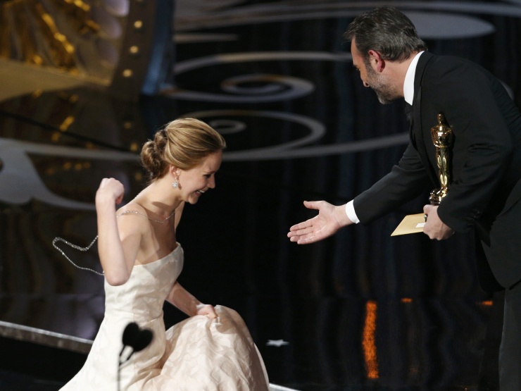 Jean Dujardin ayuda a Jennifer Lawrence tras su tropezón
