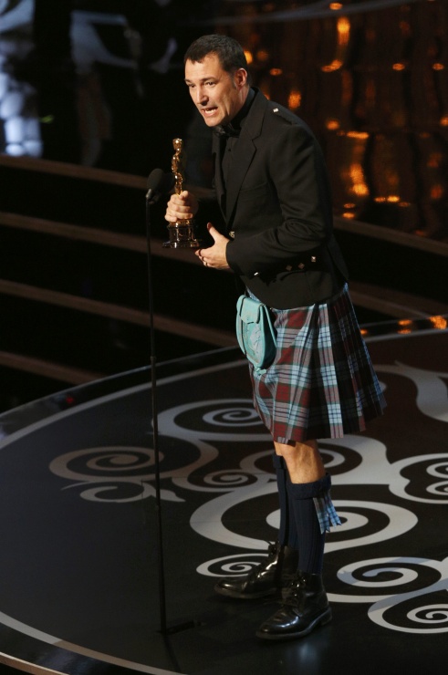 Mark Andrews recoge el Oscar al mejor largometraje de animación ataviado con una falda escocesa
