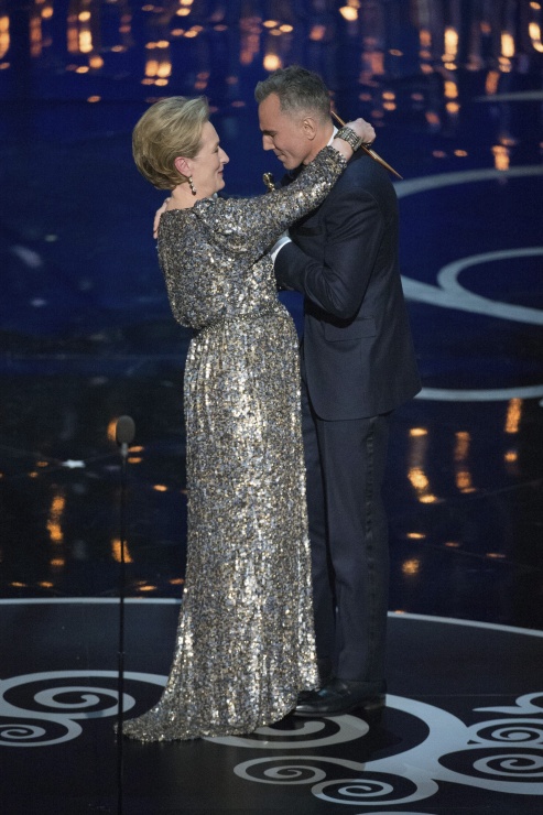 Meryl Streep abraza a Daniel Day-Lewis tras entregarle su tercer Oscar como mejor actor