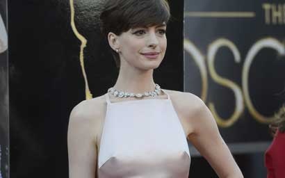 Anne Hathaway se disculpa por el vestido que luci en los Oscar