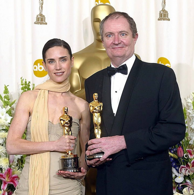 Jennifer Connelly recogi su Oscar a la mejor actriz en 2002 con fular al cuello por cortesa de Balenciaga. En la foto junto al actor britnico Jim Broadbent, premiado como mejor secundario por 'Iris'.
