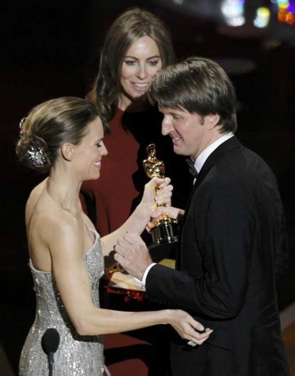 Kathryn Bigelow y Hilary Swank entregan el premio al Mejor Director a Tom Hooper por "El discurso del rey"