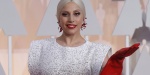 Lady Gaga pasea su look en la alfombra roja de los Oscars
