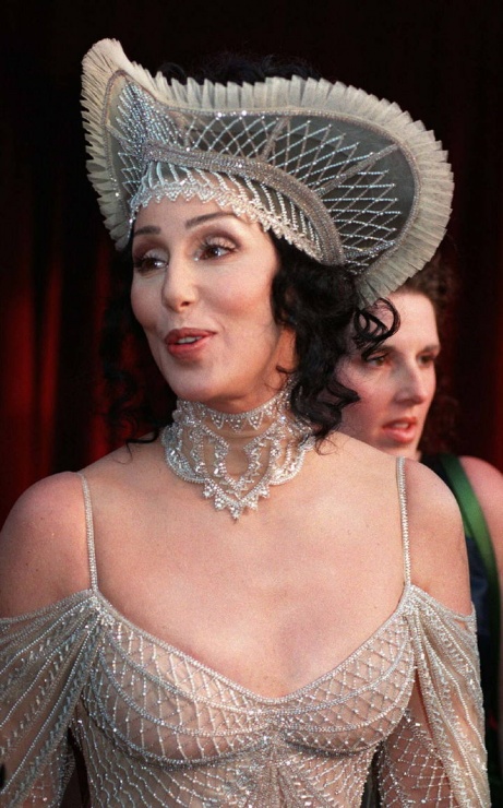 Cher es una clsica en las listas de peor vestidas en la gala de los Oscar. Hace tiempo que no se la ve por la alfombra roja. En 1998 la vimos con este modelo con rimbombante sombrero a juego.