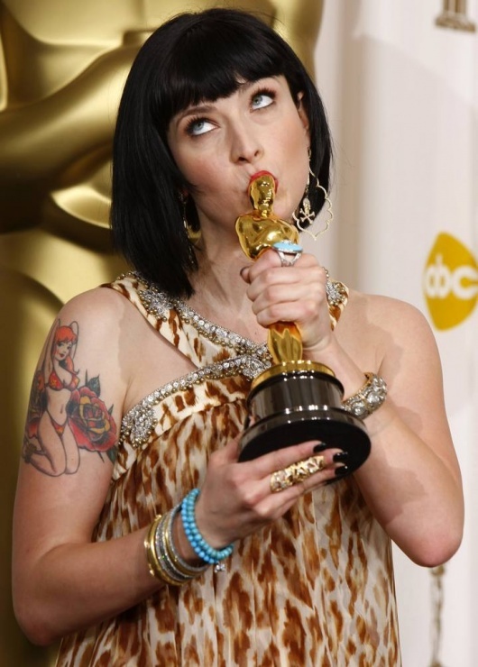 Diablo Cody recogi el Oscar al mejor guin original por 'Juno' en 2007 con vestido felino y luciendo tatuaje.