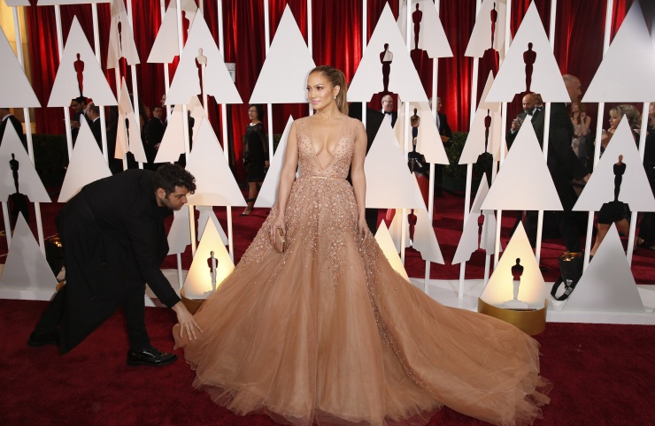 Jennifer Lopez sorprendi a todos con un vestido de tul con escote profundo de Elie Saab