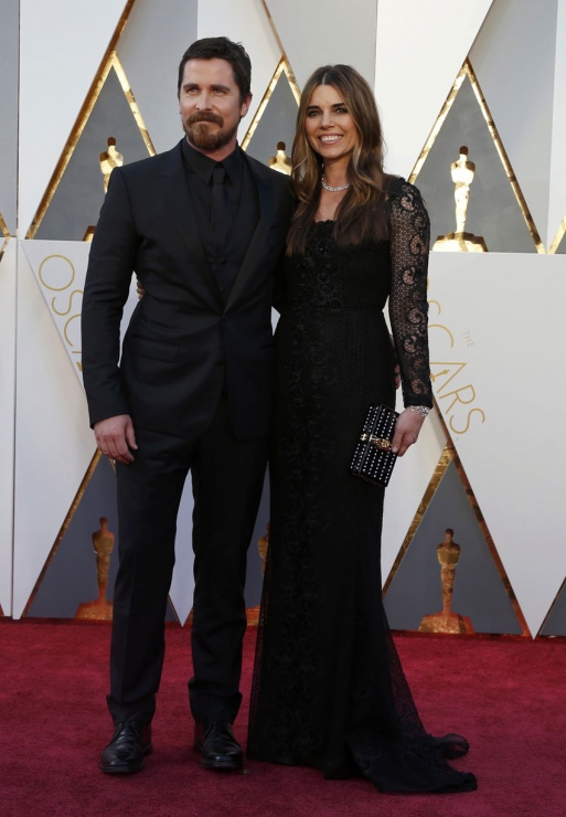 Christian Bale y su esposa.