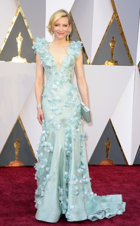 Cate Blanchett lució un vestido verde agua con la falda salpica de flores bordadas sobrepuestas de Armani Prive.