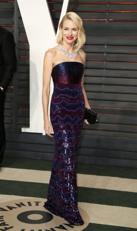 Luminosa y colorida fue la propuesta de Naomi Watts que llegó envuelta en un vestido de lentejuelas en tonos morados de Armani.