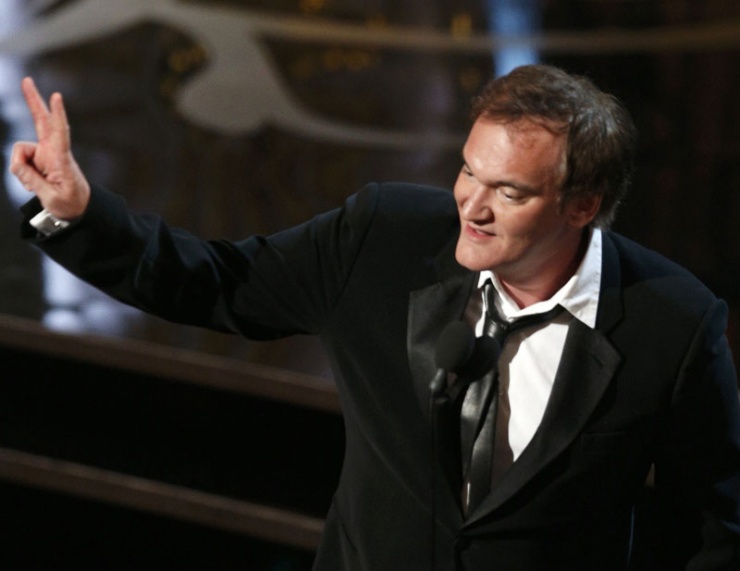 Quentin Tarantino saludando a los asistentes a la gala de entrega de los Oscars.