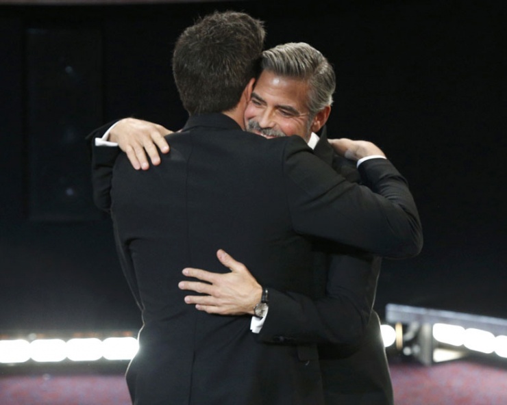 George Clooney se abraza con Ben Affleck.