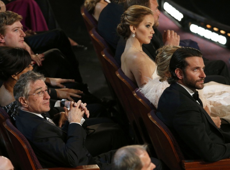 Robert De Niro, Bradley Cooper y Jennifer Lawrence durante la gala de entrega de los Oscars.