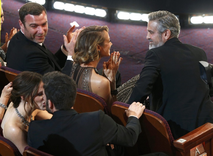 El director y productor Ben Affleck besa a su esposa Jennifer Garner ante la mirada de George Clooney y Liev Schreiber.