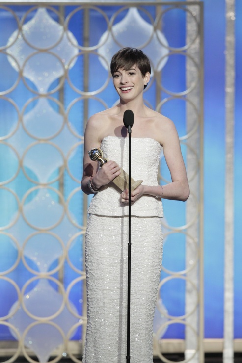 Anne Hathaway recibe el Globo a la mejor actriz de reparto.