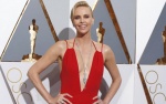 Los escotes dominan la alfombra roja de los Oscars