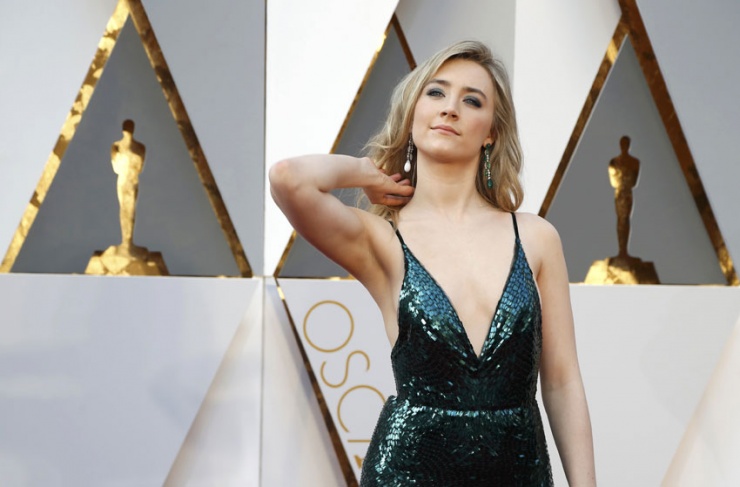 Los escotes, las estrellas de la alfombra roja de los Oscars