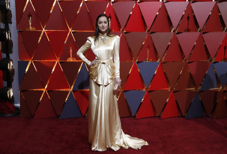 Dakota Johnson no acertó con su Gucci en la alfombra roja de los Oscars 2017