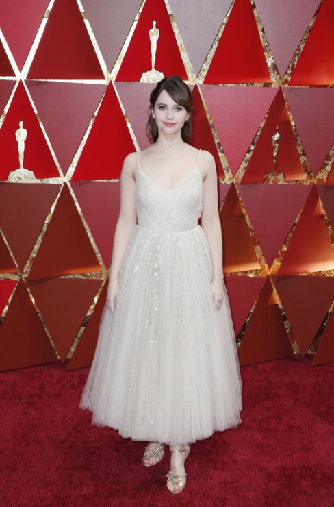 Felicity Jones, muy sencila y elegante en la alfombra roja de los Oscars 2017.