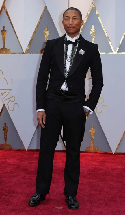 Pharrell Williams, muy original en la alfombra roja de los Oscars 2017.