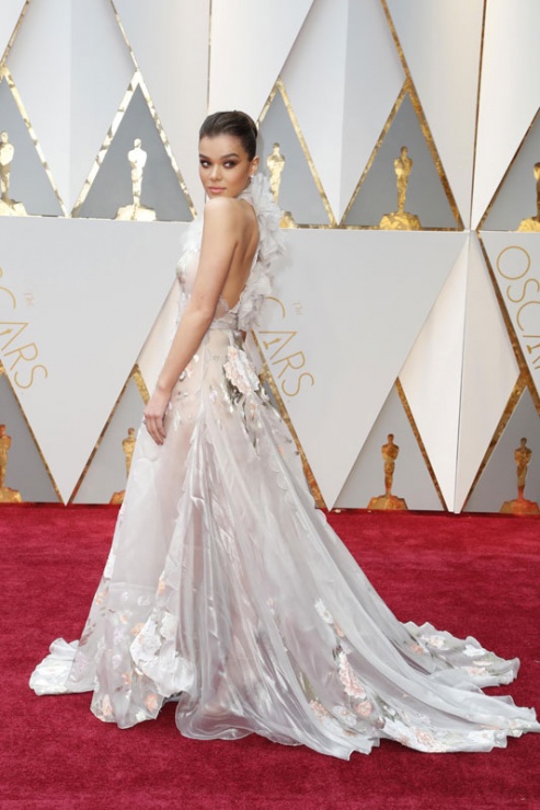 Hailee Steinfeld, elegante de blanco en la alfombra roja de los Oscars 2017